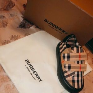 BRAND NEW NEVER WORN BURBERRY TODDLER SHOES